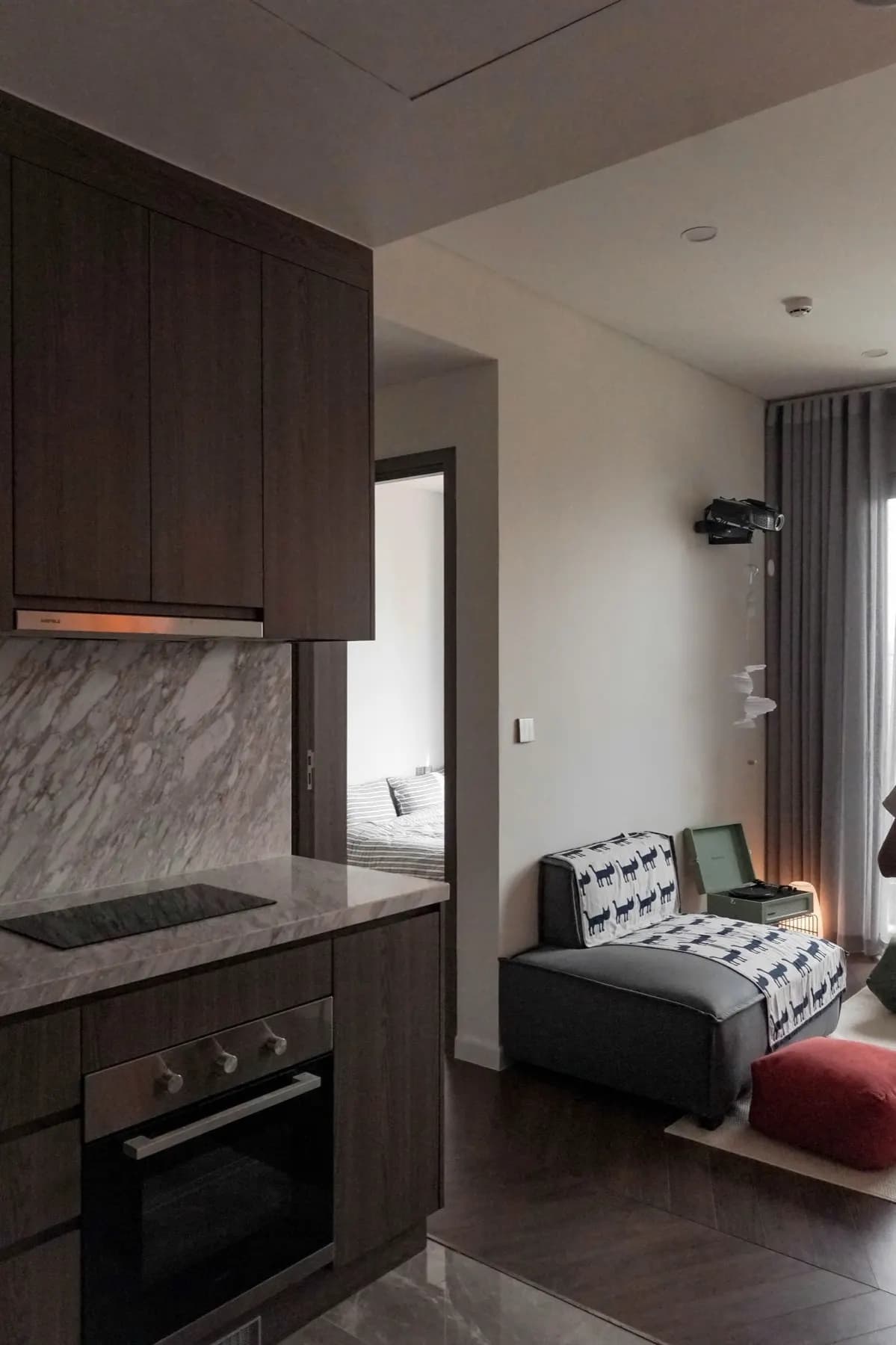 Bếp mở liền phòng khách tại A HOME.